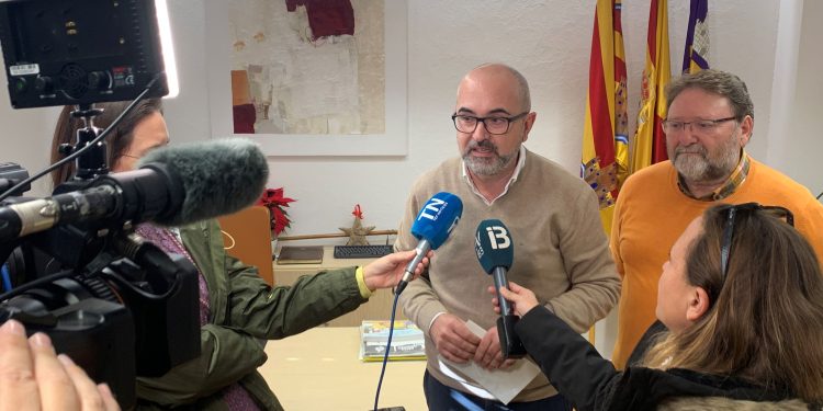 Vicent Roig explica a los medios la decisión sobre la calle Margalida Llogat.