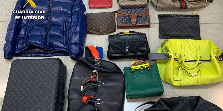 Objetos que el hombre tenía en su poder en el coche y en su casa.