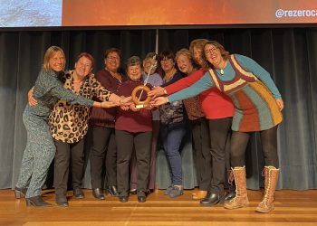 Una representación de las personas mayores que han participado en el proyecto y las coordinadoras del mismo recogieron anoche el premio Rezero del GEN-GOB.