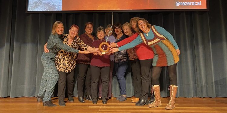 Una representación de las personas mayores que han participado en el proyecto y las coordinadoras del mismo recogieron anoche el premio Rezero del GEN-GOB.
