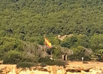 Imagen de la bandera  vista desde la costa. Fotografía cedida para su publicación en Noudiari por Marià Mayans.