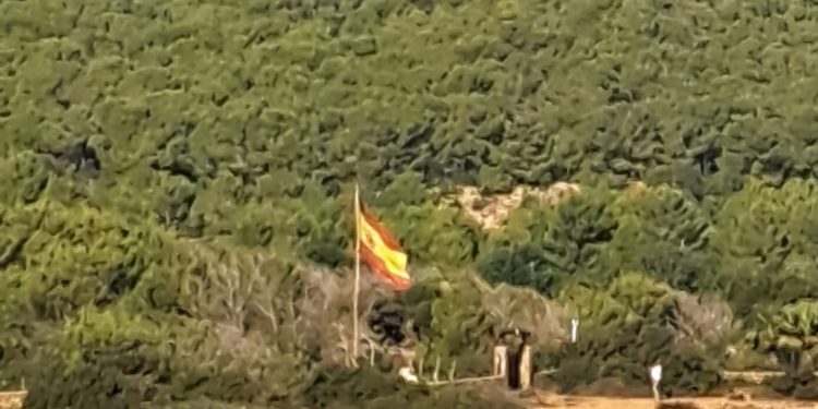 Imagen de la bandera vista desde la costa. Fotografía cedida para su publicación en Noudiari por Marià Mayans.