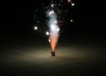 La pirotecnia afecta mucho a personas del espectro autista y a animales domésticos y salvajes. Foto Rafolas Flickr