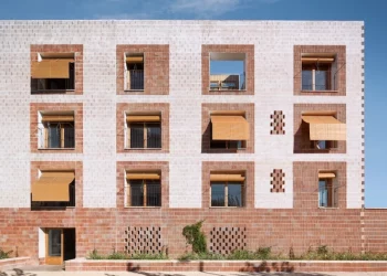 El proyecto 24 viviendas de protección pública en Platja d'en Bossa, de 08014 arquitectura, una de las pocas promociones de VPO en Ibiza.