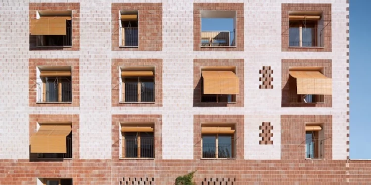 El proyecto 24 viviendas de protección pública en Platja d'en Bossa, de 08014 arquitectura, una de las pocas promociones de VPO en Ibiza.