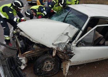 Los bomberos han desconectado las baterías y asegurado la zona tras acudir a socorrer a la conductora. Fotos Bombers d'Eivissa