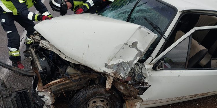 Los bomberos han desconectado las baterías y asegurado la zona tras acudir a socorrer a la conductora. Fotos Bombers d'Eivissa