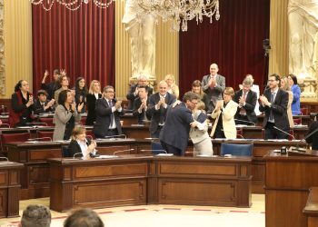 Aplausos tras la aprobación. Foto: Parlament balear