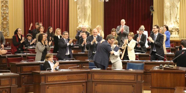 Aplausos tras la aprobación. Foto: Parlament balear
