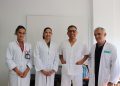 En la imagen aparecen los dos profesionales que presentaron su dimisión en septiembre:  a la izquierda de la imagen está la directora médica de Atención hospitalaria, Sausan Sayed y en el otro extremo, a la derecha, el subdirector quirúrgico, Manel Deiros.