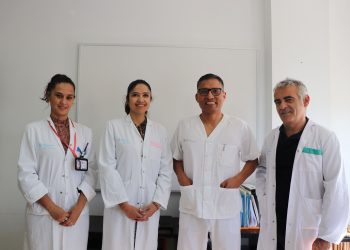 En la foto de izq. a dcha. la directora médica de Atención hospitalaria, Sausan Sayed, Paulina Flores, Joel Davis Osorio y el subdirector quirúrgico, Manel Deiros.