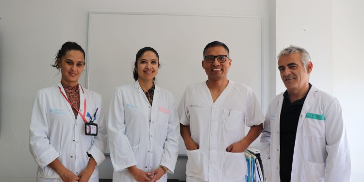 En la imagen aparecen los dos profesionales que presentaron su dimisión en septiembre:  a la izquierda de la imagen está la directora médica de Atención hospitalaria, Sausan Sayed y en el otro extremo, a la derecha, el subdirector quirúrgico, Manel Deiros.