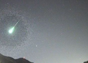 La estela de una coma berenícida surcó el cielo de Ibiza. Imagen Jordi Donet