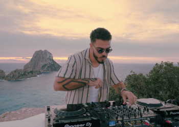 Dj Ronald pinchando en un set frente a Es Vedrà en una imagen del dj set que ha subido a Youtube y que lanzará en DVD.