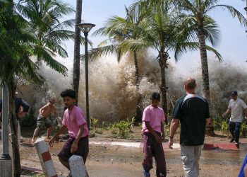 Imagen del tsunami impactando en Ao Nang, en Tailandia. Autor: David Rydevik, Estocolmo, Suecia. Wikipedia.