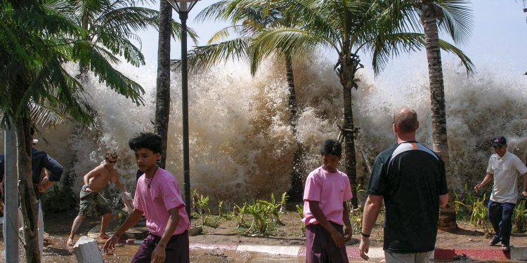 Imagen del tsunami impactando en Ao Nang, en Tailandia. Autor: David Rydevik, Estocolmo, Suecia. Wikipedia.