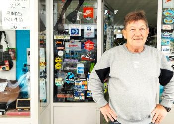 Jaume Bonet Marí, en la puerta de su tienda en Vila