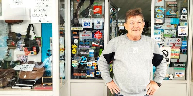 Jaume Bonet Marí, en la puerta de su tienda en Vila