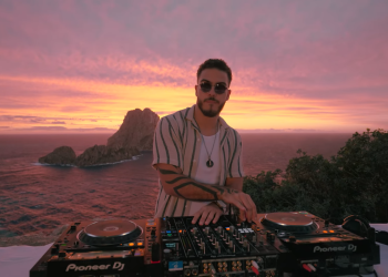 Dj Ronald pinchando en un set frente a Es Vedrà en una imagen del dj set que ha subido a Youtube y que lanzará en DVD.