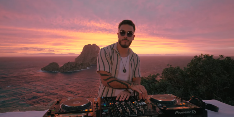 Dj Ronald pinchando en un set frente a Es Vedrà en una imagen del dj set que ha subido a Youtube y que lanzará en DVD.