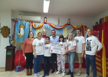 Acto de entrega de la recaudación obtenida con la paella solidaria.