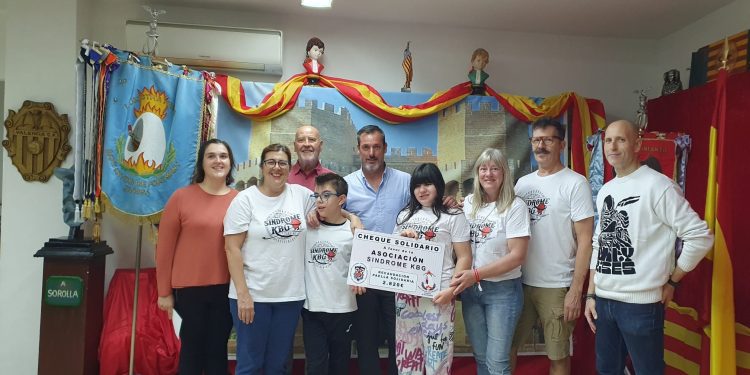 Acto de entrega de la recaudación obtenida con la paella solidaria.