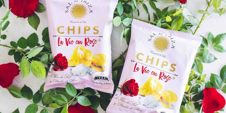 Patatas fritas ibicencas de Frutos Secos Ibiza de la línea 'La vie en rose' que exportan a Japón.