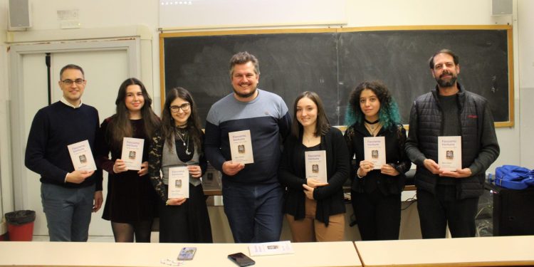 La presentacion de 'Facciamo Trentuno' contó con la presencia de con Ben Clark y las traductoras y profesores involucrados en el proyecto.