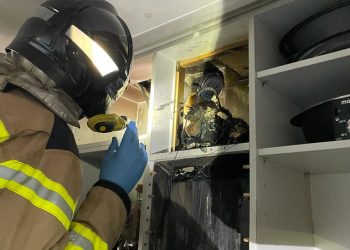 Un bombero inspecciona la campana afectada. Fotos Bombers d'Eivissa