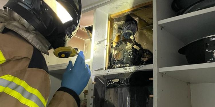 Un bombero inspecciona la campana afectada. Fotos Bombers d'Eivissa