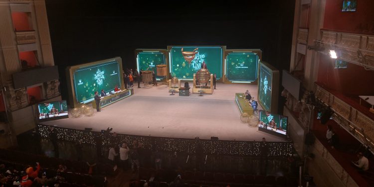 El sorteo de El Gordo acaba de comenzar en el Teatro Real de Madrid.