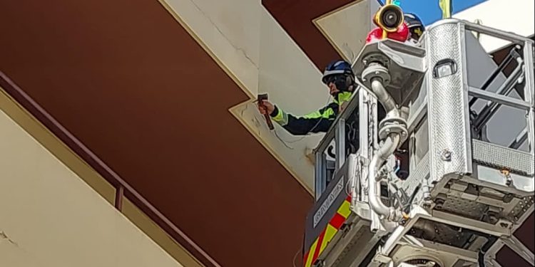 Bomberos del Parque Insular actuando en la fachada. Fotos Bombers d'Eivissa