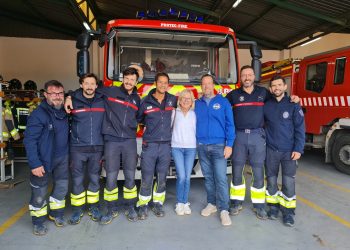 Sheila, en el centro de la imagen, ha visitado hoy a los bomberos. Fotos Bombers d'Eivissa