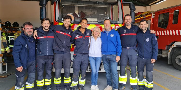 Sheila, en el centro de la imagen, ha visitado hoy a los bomberos. Fotos Bombers d'Eivissa