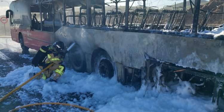 El autobús de línea regular pública que quedó completamente calcinado el pasado 14 de diciembre. Foto Bombers d'Eivissa