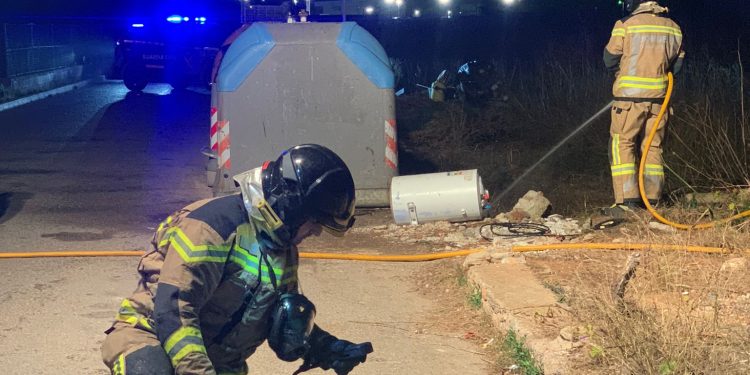 Los bomberos de Ibiza, actuando anoche en la zona. Foto Bombers d'Eivissa