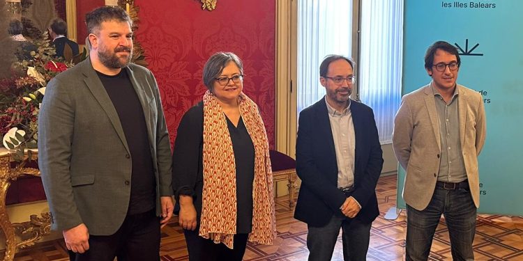 De izquierda a derecha Lluís Apesteguia,  Cristina Gómez, Josep Castells y Iago Negueruela, en el Parlament