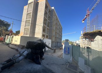 Una imagen de las obras del hotel, con bombas de extracción de agua de pozos que van directamente al mar, según denuncia Salvem sa Badia.