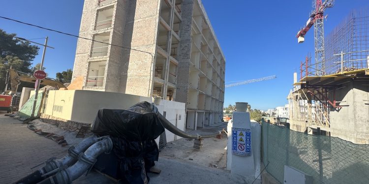 Una imagen de las obras del hotel, con bombas de extracción de agua de pozos que van directamente al mar, según denuncia Salvem sa Badia.