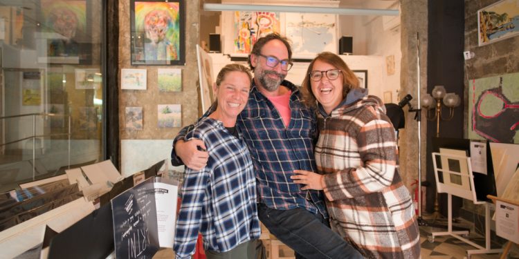 El equipo del documental, de izquierda a derecha: Ana Serapio, Enrique Villalonga y Agnès Vidal, en el estudio de Filmótica.