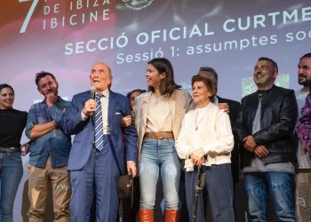 Bárbara Hermosilla, en el centro de la imagen, con sus abuelos que son protagonistas del cortometraje. Fotografías de Cintia Sarría @cintiasarria_photo