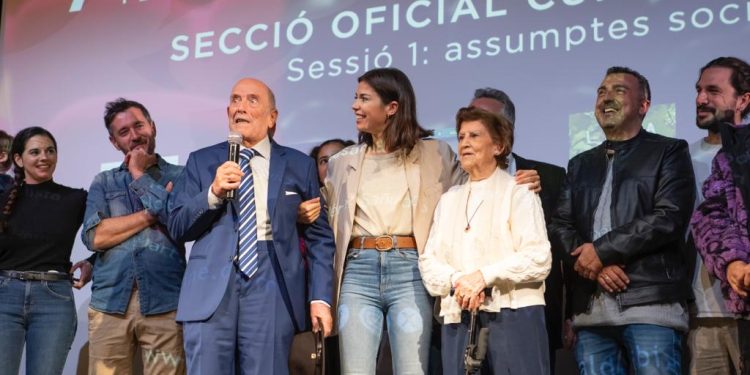 Bárbara Hermosilla, en el centro de la imagen, con sus abuelos que son protagonistas del cortometraje. Fotografías de Cintia Sarría @cintiasarria_photo