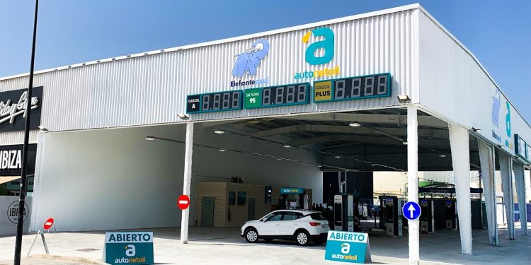 Estación de servicio de la marca de gasolineras low cost en Ibiza. Foto Autonetoil