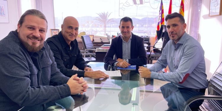 Un momento de la firma del convenio. Foto: Ayuntamiento de Sant Antoni