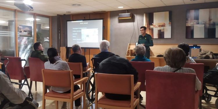 Charla en Sa Residència de Ibiza impartida por agentes de la Guardia Civil.