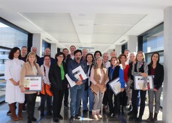Foto de familia con algunos de los jubiladas y jubilados que han participado en el homenaje