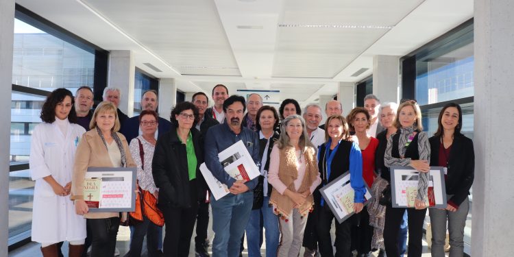 Foto de familia con algunos de los jubiladas y jubilados que han participado en el homenaje