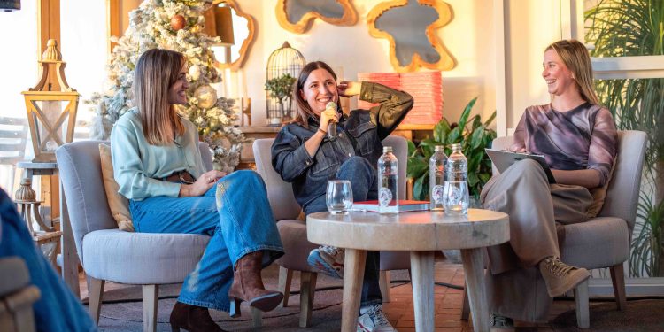 Un momento de la presentación del libro en el Hostal La Torre. FOTO: Rosie Randisi
