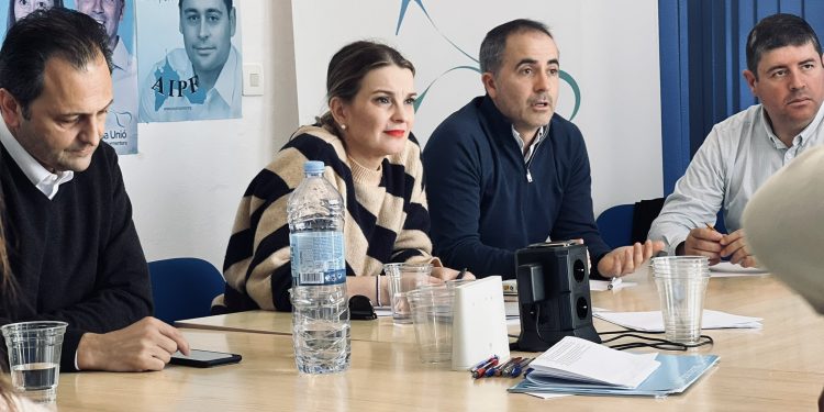 Córdoba, Prohens y Alcaraz en una visita de Prohens a la isla durante la campaña.