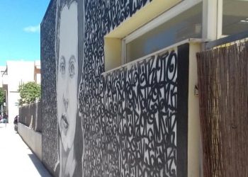 Mural que homenajea a la sindicalista 'Llogat' en el nuevo colegio Sa Bodega de Ibiza.